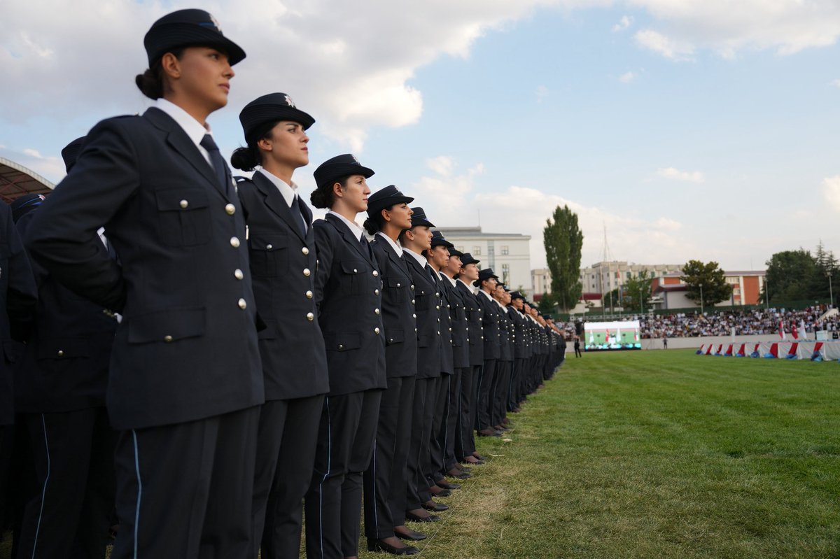 EmniyetGM's tweet image. Haksızın karşısında; haklının, kanunun sesiyiz…
Bu yolda can versek de, gönüllerde yaşarız🇹🇷

@paedutr 

#PolisAkademisi
#PAEM
#POMEM
#PMYO
