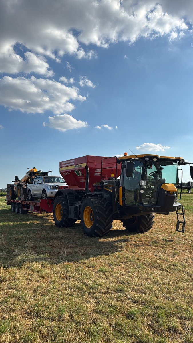 Loaded up and ready for some fertiliser this week 😍👌

#spreading #fertilizing #jcb #trailer #loader #truck