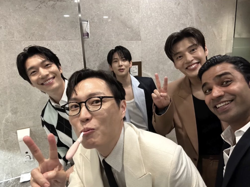 _cshakgae's tweet image. why is jaewon always brushing his teeth