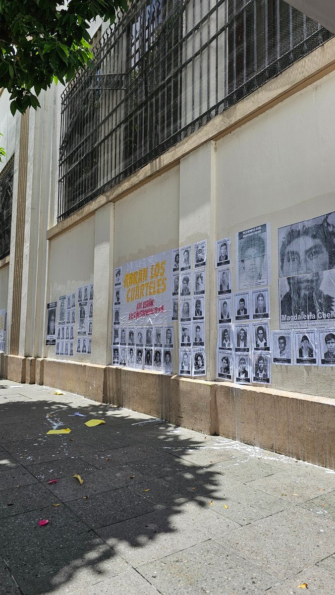 El gobierno de Bernardo Arévalo celebrando a los militares. La casa presidencial tapizada con el mensaje: Abran los cuarteles militares.