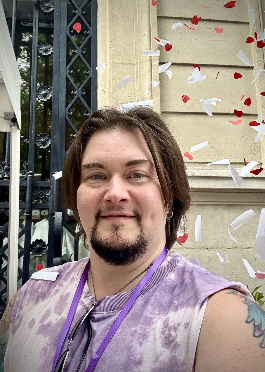 Nous sommes allés avec des amies <a href="/Kleriti/">Алви</a>  et <a href="/lord_thaw/">четвёртый сюжет</a>  au Queer Festival à Paris, à l’Hôtel de Ville 🏳️‍🌈🏳️‍⚧️
C’était une super expérience !
La vie est surprenante : il y a encore six mois, je n’aurais jamais imaginé faire du bénévolat dans un festival à Paris…