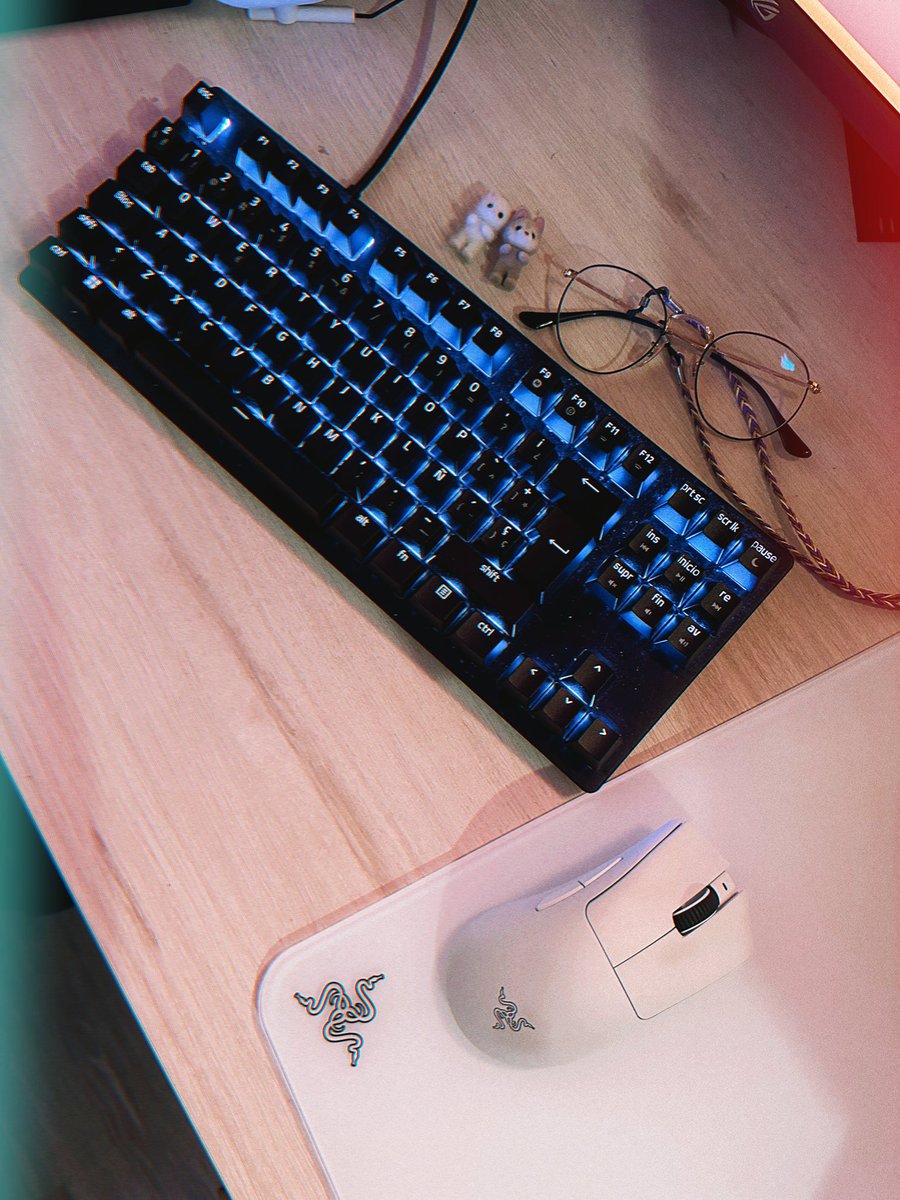 Mi teclado actualmente es el Razer Huntsman V3 X TKL. Sigo sin AIM pero ✨qué teclado✨

⌨️ No tiene numérico = más espacio
🤓☝🏻 Con Switches ópticos Box Razer, ya eliges tú si quieres que suenen mucho o poco 
💃🏻 Trae letra Ñ 
🌈 Configurable con Razer Synapse, programa gratuito