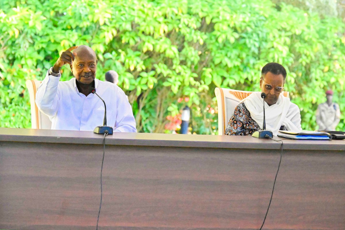 KagutaMuseveni's tweet image. I met with the leaders of the Arts and Humanities teachers to discuss their industrial action regarding low pay.

During the war, we prioritised feeding the soldiers on guard duty to ensure everyone's safety. This teamwork enabled us to persevere.
Upon our return, we explored…