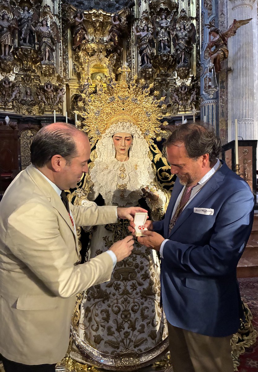 Hermandad de la Amargura (@hdad_amargura) on Twitter photo 🔴 Con motivo de su Coronación, en la tarde de hoy hemos entregado a la Virgen del Rocío de la <a href="/Hdad_Redencion/">Hermandad de la Redención</a> un broche en esmalte y oro de ley con la Cruz de Malta, emblema de nuestra corporación.
Que la Santísima Virgen os permita poder disfrutar de estas históricas jornadas. 🔴 Con motivo de su Coronación, en la tarde de hoy hemos entregado a la Virgen del Rocío de la <a href="/Hdad_Redencion/">Hermandad de la Redención</a> un broche en esmalte y oro de ley con la Cruz de Malta, emblema de nuestra corporación.
Que la Santísima Virgen os permita poder disfrutar de estas históricas jornadas.