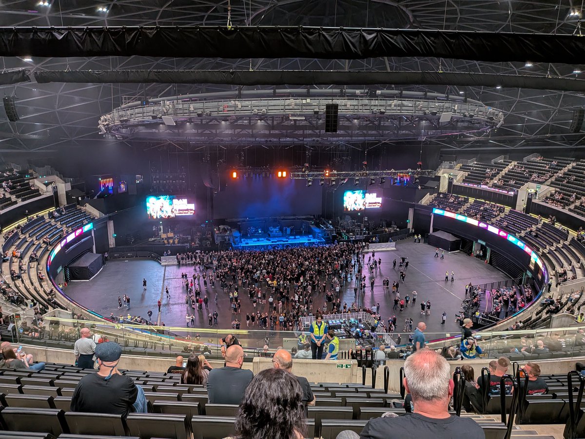 SFBooker's tweet image. Anyone down in the standing section of the @IronMaiden gig at the @GlasgowHydro turn round and give us a wave. 😉. #ironmaiden