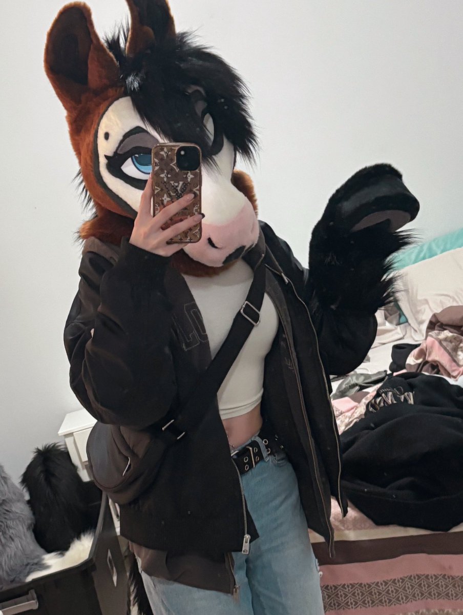 Very tentatively looking at offers on my suit Poshka by <a href="/Skyprocostumes/">Skyprocostumes🌻</a>, it hurts me so much to do this but unfortunately I could really use the funds.

More info below ➷