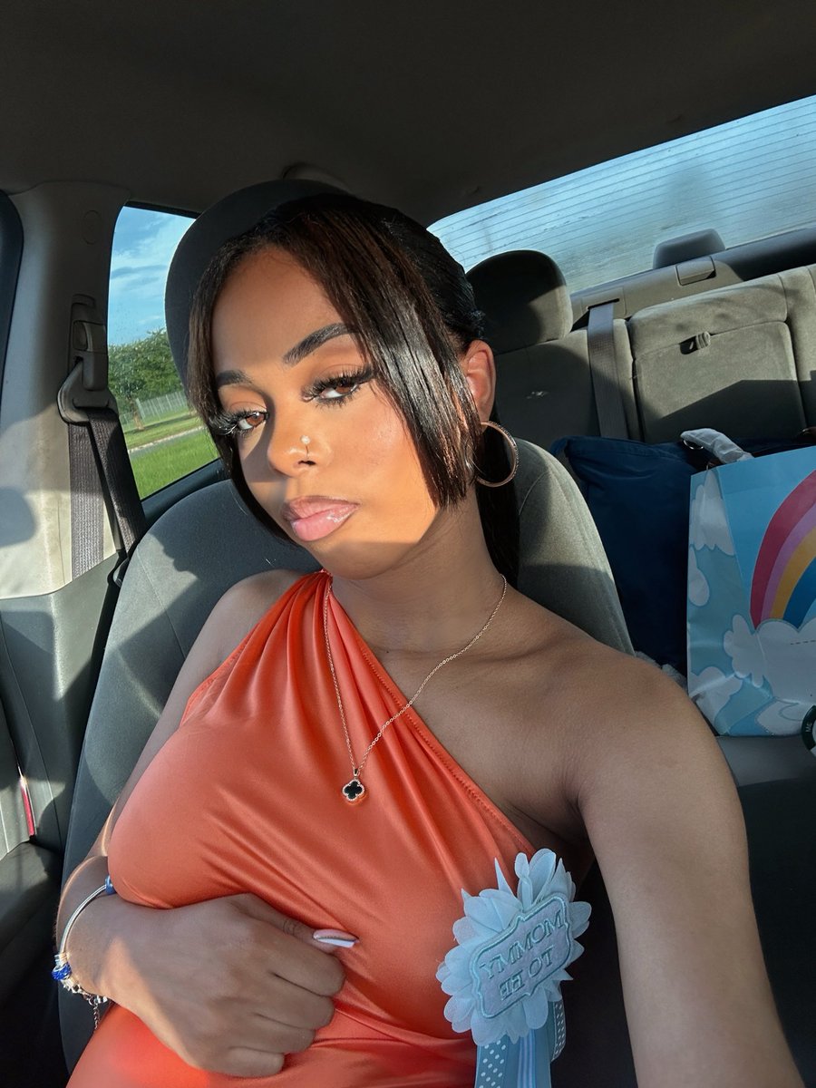 luvbgabrielle's tweet photo. Girl you belong in a gallery 😍 https://t.co/3SOoAORWHI
