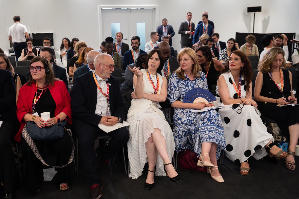 📍La ministra de <a href="/CienciaGob/">Ministerio de Ciencia, Innovación y Universidades</a> y la comisaria <a href="/EZaharievaEU/">Ekaterina Zaharieva</a> han inaugurado hoy, en el marco de la #FFD4, el evento “Science and Technology for Sustainable Development”.

🗣️<a href="/DianaMorantR/">Diana Morant</a>: “La ciencia es, más que nunca, una prioridad política y democrática.”

ciencia.gob.es/Noticias/2025/…
