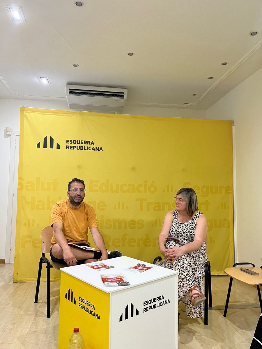 ERC Vilafranca (@ercvilafranca) on Twitter photo Avui, en el marc del "Parlem-ne dilluns", debatem amb l'<a href="/EduardSuarez/">Eduard Suàrez</a> sobre la necessitat d'establir un Salari Mínim Català.
Per treballar per viure i no viure per treballar!
Perquè volem feines dignes amb salaris dignes i adequats a la nostra realitat!
#alserveidevilafranca Avui, en el marc del "Parlem-ne dilluns", debatem amb l'<a href="/EduardSuarez/">Eduard Suàrez</a> sobre la necessitat d'establir un Salari Mínim Català.
Per treballar per viure i no viure per treballar!
Perquè volem feines dignes amb salaris dignes i adequats a la nostra realitat!
#alserveidevilafranca
