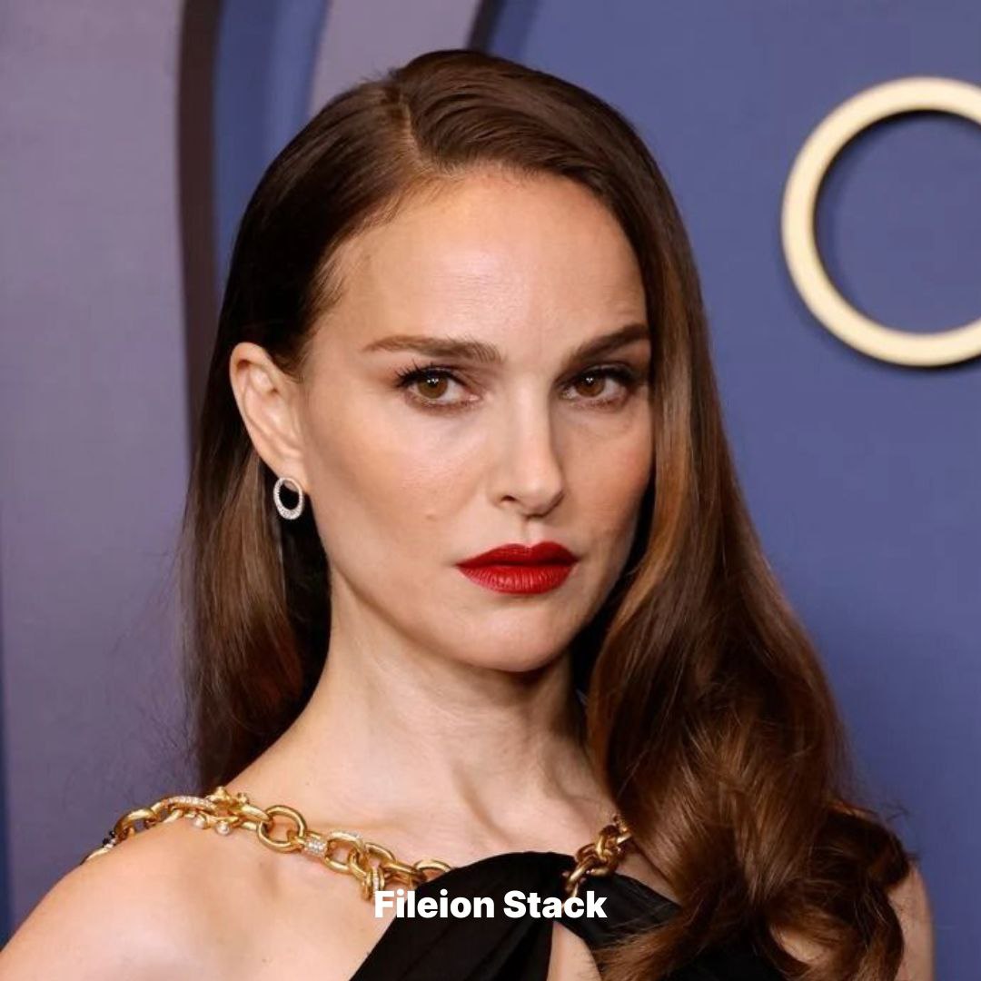 FileionStack's tweet photo. Natalie Portman’s rarely seen sons steal the spotlight during a surprise FaceTime with a YouTuber! Known for her privacy, the sweet moment gave fans a glimpse of her playful, family-focused side.

#NataliePortman https://t.co/YNXHeMJiJi