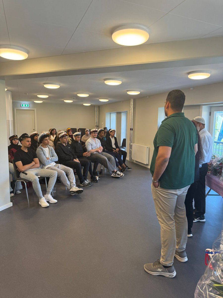 Var i Mjølnerparken og tale til årets studenter.
De er blevet udskammet, smidt ud af deres hjem, deres relationer revet i stykker – alt sammen i ghettolovens navn.
Og alligevel stod de der. Med huen på.
En kæmpe fuckfinger til ghettoloven.
Tillykke. 
#dkpol