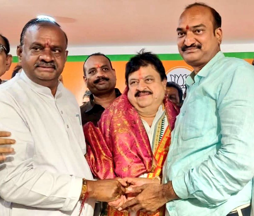 సంఘటన్ పర్వ లో భాగంగా తెలంగాణ బిజెపి రాష్ట్ర శాఖ అధ్యక్ష బాధ్యతకు నామినేషన్ వేసిన <a href="/N_RamchanderRao/">N Ramchander Rao</a> గారికి సహచర కిసాన్ మోర్చా నాయకులతో కలిసి అభినందనలు తెలియజేశాను.