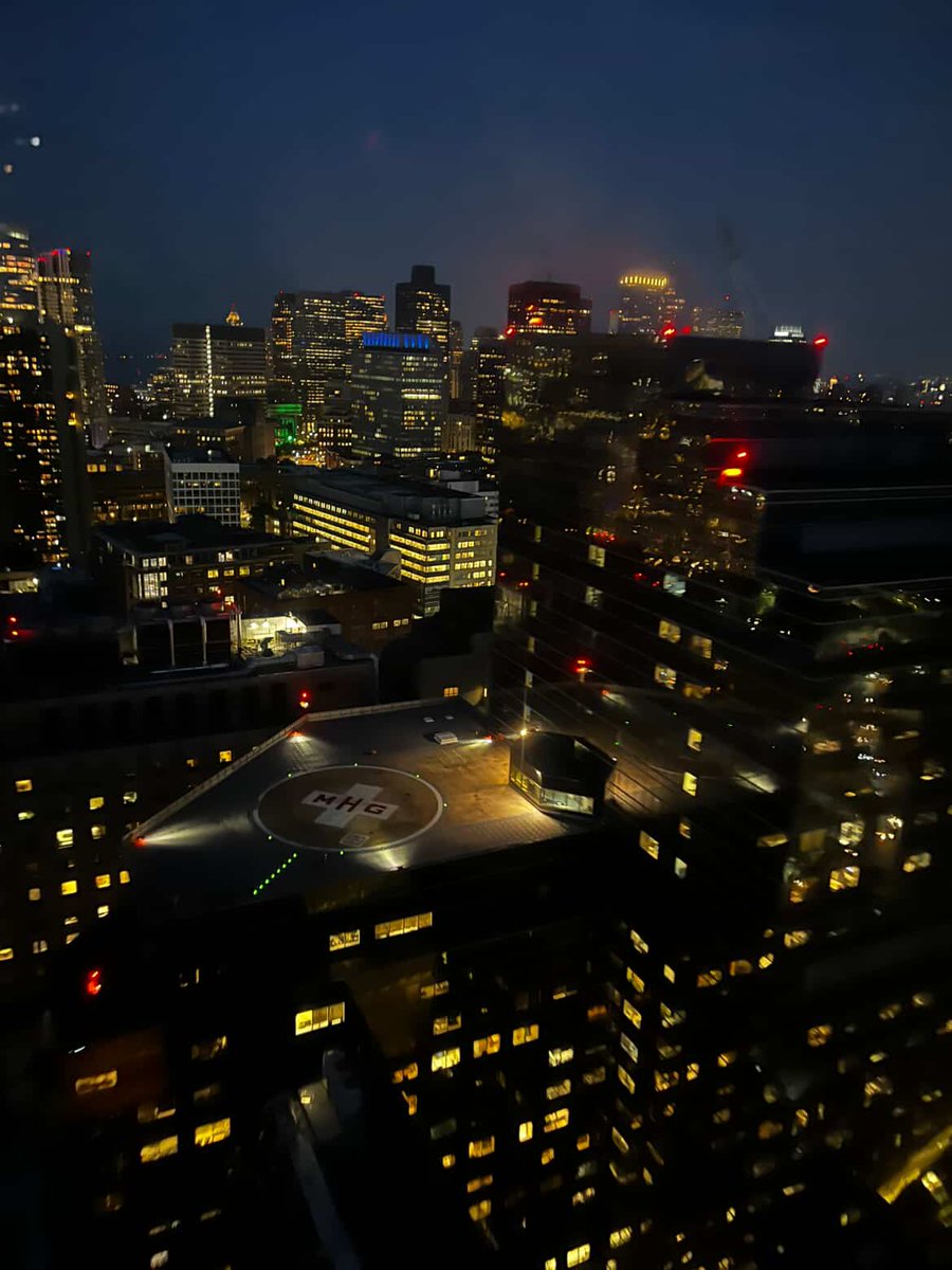 MassGeneralNews's tweet image. Where city lights meet life-saving heights.🚁 #MassGeneralMonday
📷: SvenTheRN