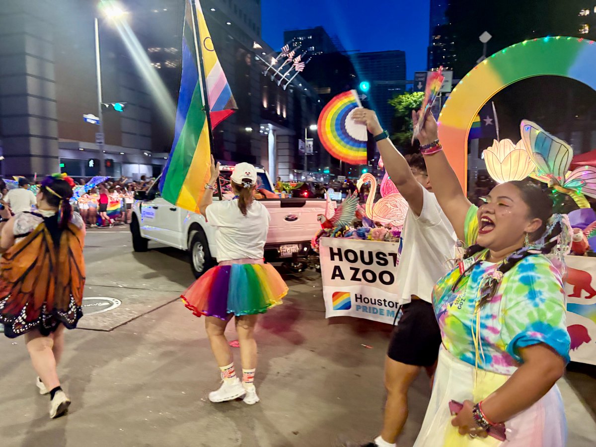 houstonzoo's tweet photo. We got to show off our Zoo pride this weekend! π Our Zoo staff, volunteers, and members from our retail & food service team, SSA Group, joined us at Houstonβs 47th annual Pride Parade. (1/2)
#PrideMonth #LoveIsWild #ZooForAll https://t.co/G1sBWld2Es