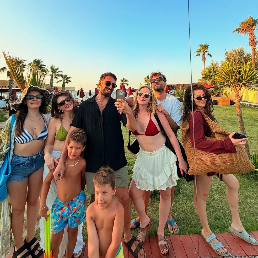 gercekten aile gibi olduk dediklerinde inanmamistim ekip birlikte misler gibi tatil yapiyo denizcan yarin ilk ucakla yanlarina geliosun yoksa yok