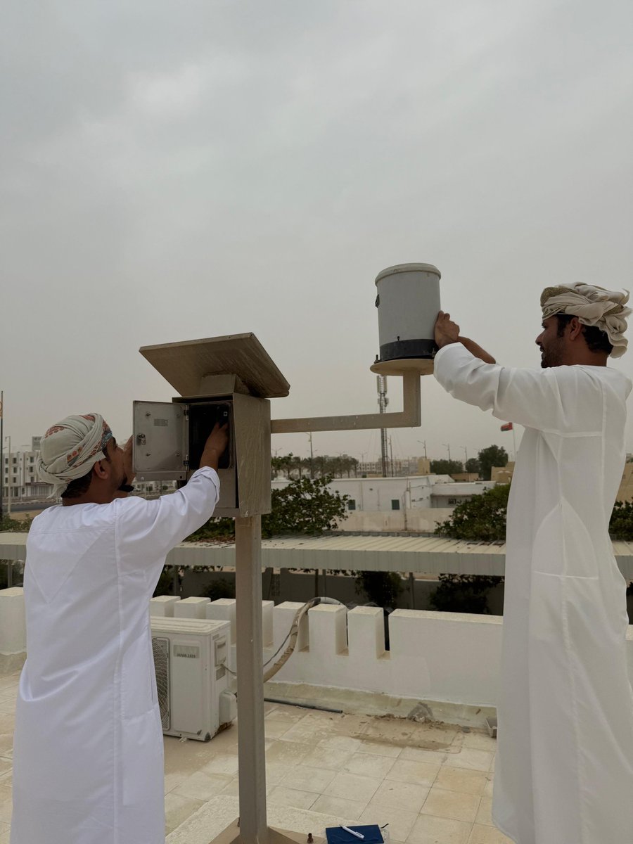 Agr_Fish_Alwast's tweet photo. في إطار الجهود المستمرة لتعزيز كفاءة منظومة الموارد المائية، قام المختصون بالمديرية ممثلة بدائرة التنمية الزراعية والحيوانية وموارد المياة بزيارة ميدانية لمتابعة أداء محطات الأمطار الآلية في محافظة الوسطى، والاطلاع على سير العمل وجودة البيانات المناخية المسجلة. https://t.co/fCo3AAh4KN