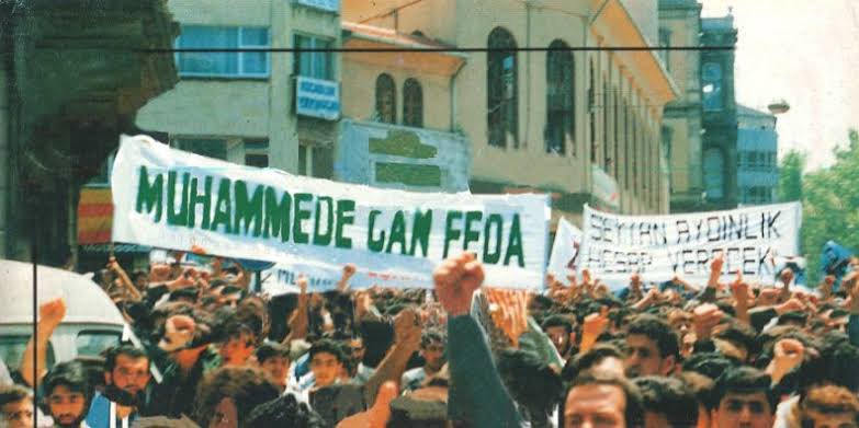 "Anam babam sana feda olsun ya Resulullah" şiarı ile büyütülmüş bir toplumu fazlası ile haddinizi aşarak zorluyorsunuz.. 
 #lemandergisikapatılsın