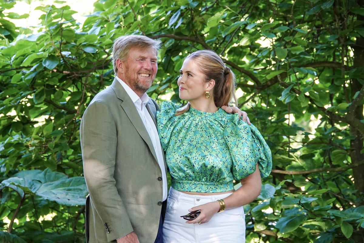 ☀️ Op deze zonnige dag poseren Koning Willem-Alexander, Koningin Máxima, de Prinses van Oranje, Prinses Alexia en Prinses Ariane in de tuin van Paleis Huis ten Bosch voor de fotosessie. 
 
📷 RVD