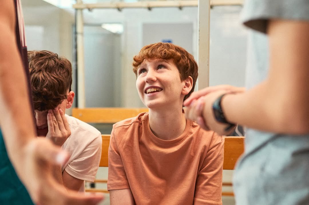 FastenFilms's tweet image. Un solo plano. Tres años de rodaje. Dieciocho chicos adolescentes creciendo frente a la cámara.
Empieza #Vestuari, un cortometraje sobre la construcción de la masculinidad en la adolescencia que nos acompañará a lo largo del tiempo.
@somFractal #VictorAlonsoBerbel