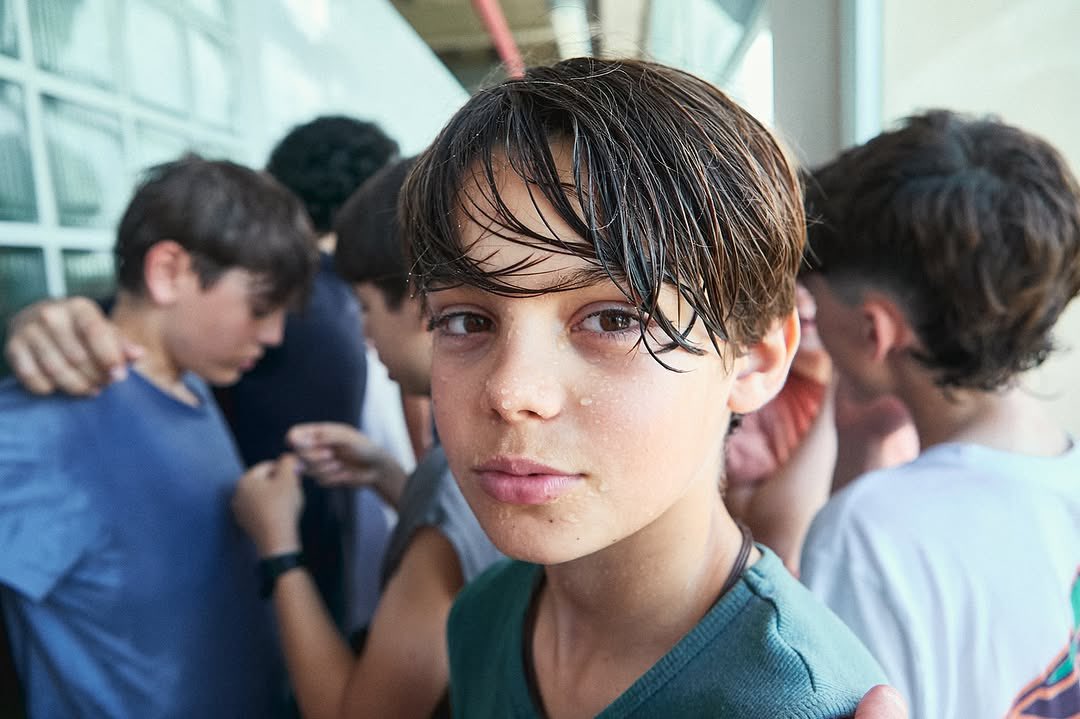 FastenFilms's tweet image. Un solo plano. Tres años de rodaje. Dieciocho chicos adolescentes creciendo frente a la cámara.
Empieza #Vestuari, un cortometraje sobre la construcción de la masculinidad en la adolescencia que nos acompañará a lo largo del tiempo.
@somFractal #VictorAlonsoBerbel