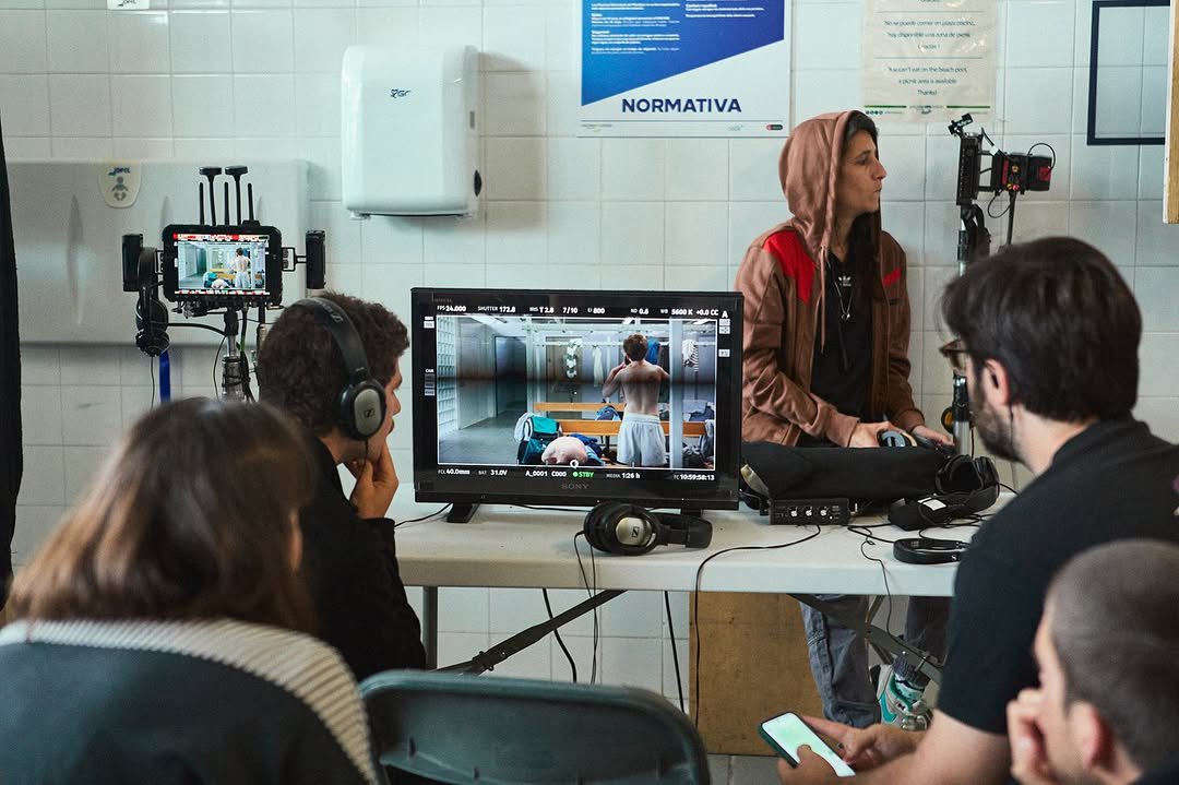 FastenFilms's tweet image. Un solo plano. Tres años de rodaje. Dieciocho chicos adolescentes creciendo frente a la cámara.
Empieza #Vestuari, un cortometraje sobre la construcción de la masculinidad en la adolescencia que nos acompañará a lo largo del tiempo.
@somFractal #VictorAlonsoBerbel