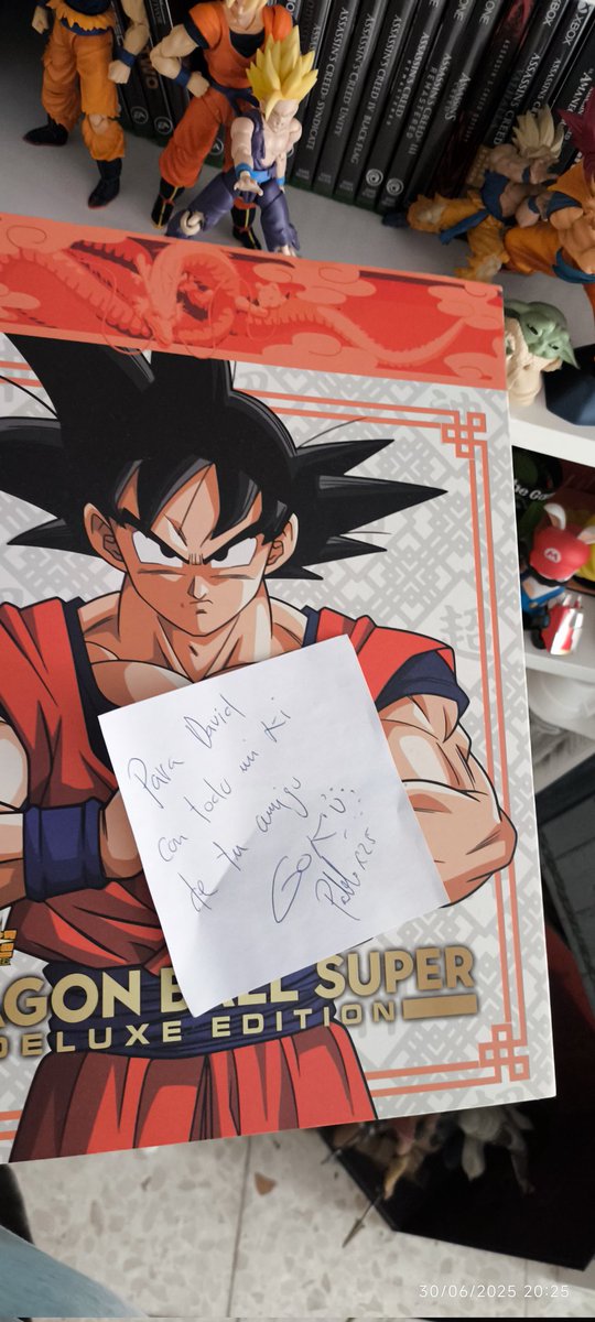 Mi hermana <a href="/SandraOnFire/">✨Freckles✨</a>  está en un maravilloso curso de doblaje y el bueno de <a href="/PabloDLagares/">Pablo D.Lagares🐲</a> (Voz actual de Son Goku en castellano) dio una clase especial a la que no pude ir, pero mi hermana tuvo a bien conseguirme este autógrafo.Algun día iré a hacer un kamehame ha!