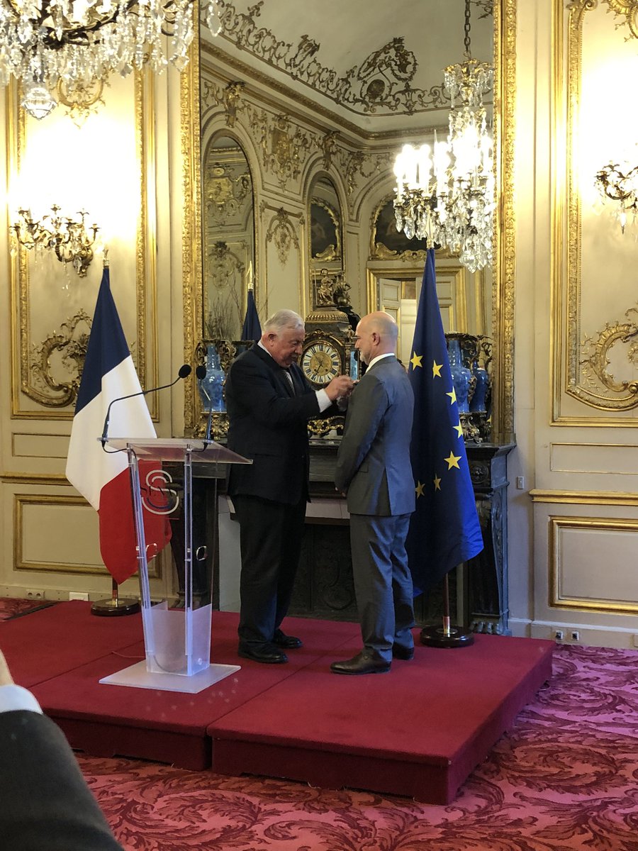 dplanchard's tweet image. Very nice ceremony to award the insignia of chevalier à l'ordre du mérite to our CEO @barlesi by the President of Senate in presence of ministers and Madame Brigitte Macron. Congratulations Fabrice, so well deserved for all you've done and contributed to @GustaveRoussy !