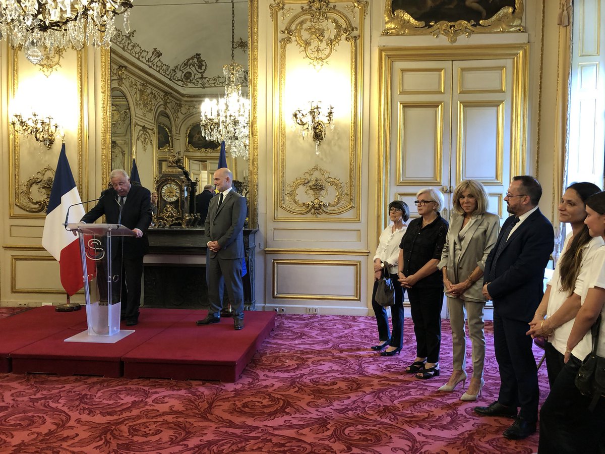 dplanchard's tweet image. Very nice ceremony to award the insignia of chevalier à l'ordre du mérite to our CEO @barlesi by the President of Senate in presence of ministers and Madame Brigitte Macron. Congratulations Fabrice, so well deserved for all you've done and contributed to @GustaveRoussy !
