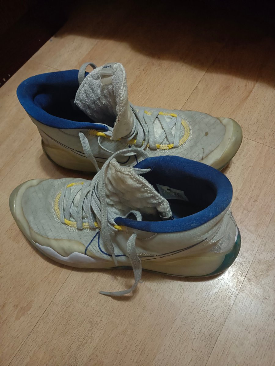 summersucker1's tweet photo. 把头埋在篮球直男沾满脚汗的原味臭球鞋里疯狂吮吸，一边观看他操女人的小视频，一边用他穿过的运动拖鞋打飞机，最后全部射在拖鞋上，简直爽飞了。（由于射了太多次拖鞋上面已经开始凝结成黄色精膏了😂） https://t.co/8VY8rn6xCi