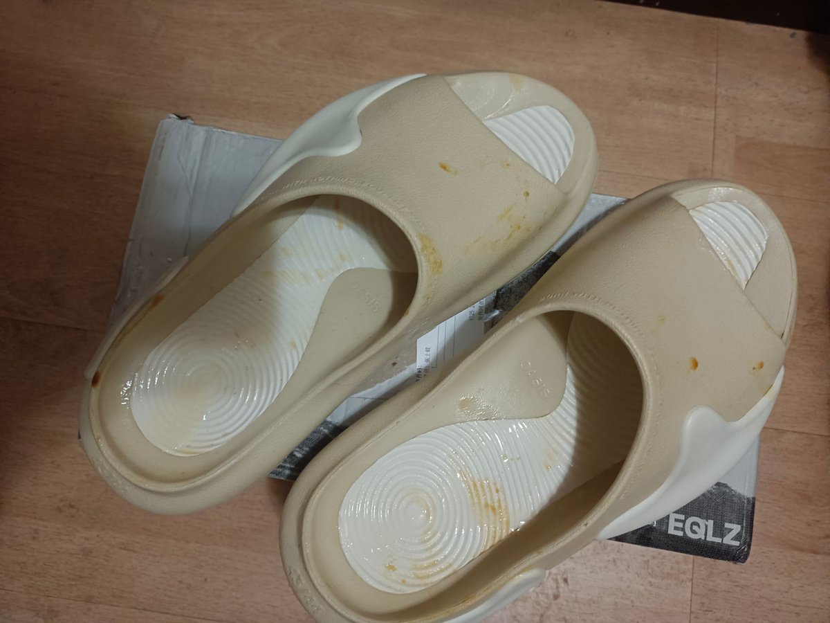 summersucker1's tweet photo. 把头埋在篮球直男沾满脚汗的原味臭球鞋里疯狂吮吸，一边观看他操女人的小视频，一边用他穿过的运动拖鞋打飞机，最后全部射在拖鞋上，简直爽飞了。（由于射了太多次拖鞋上面已经开始凝结成黄色精膏了😂） https://t.co/8VY8rn6xCi