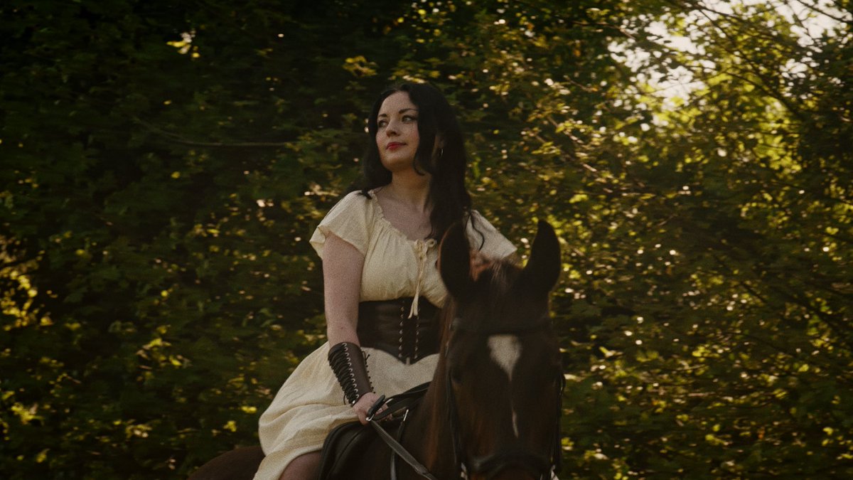 I think it’s about time I got back on the horse…

Music news coming this week! 

Love to all, 
Emily x   
🐎