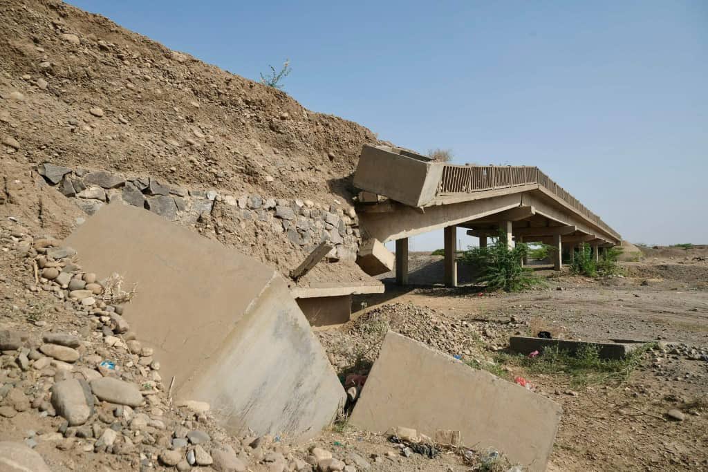 ليش مصممين تعيشوا أبناء تهامة نفس معاناة أهل فلسطين مع معابر الاحتلال؟
المسافة بين حيس والجراحي ما تاخذ ربع ساعة، والآن الناس يسلكوها في 20 ساعة! 😢

اعملوا نقاط، اعملوا تفتيش، اعملوا الجن… بس افتحوا الطريق!

#الطرقات_شريان_حياة