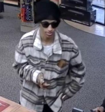 TulsaPolice's tweet image. USING A STOLEN CREDIT CARD TO BUY CAMERA GEAR
Do you recognize the individuals in these photos?
On May 28th, 2025, the two individuals entered a camera store near 71st and Memorial and purchased $4,800 worth of camera equipment using a stolen credit card.
Detectives with the…