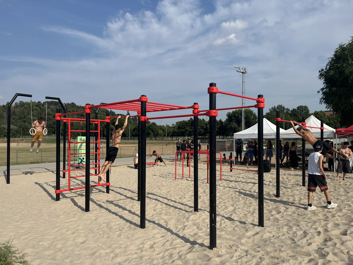 EduComerma's tweet image. El parc esportiu Mas de Bigas segueix sumant equipaments de pràctica lliure per la ciutadania.
Aquesta setmana hem inaugurat el nou espai de calistènia.
El Parc Esportiu és obert cada dia de 8h a 21h.