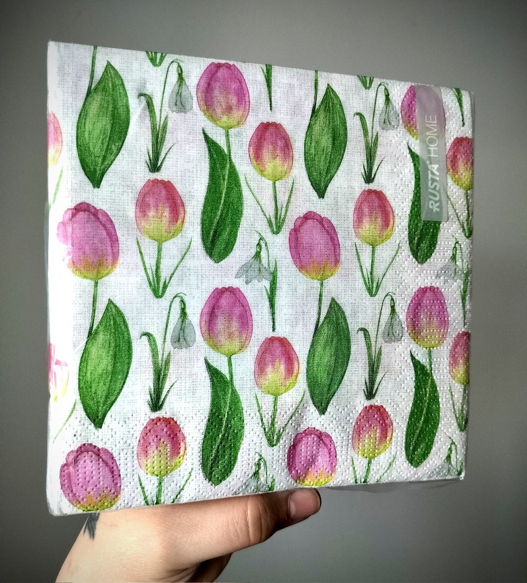 I don't feel like a weirdo at all for getting excited over some napkins that have both snowdrops (Killer's flower) and tulips (Kid's flower) as their pattern 😆🥹