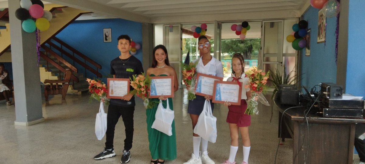 EscuelaProfesi4's tweet photo. Con la participación de estudiantes de nuestra especialidad y la primera graduación de la Formación de Instructores de Artes ¡Felicidades a los graduados! #ElArteDeEnseñarElArte https://t.co/AHwABWkoyN
