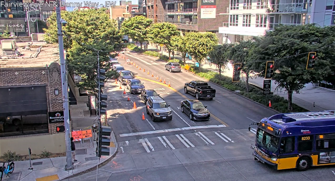 Workwork on Denny Way Bloqueando el carril