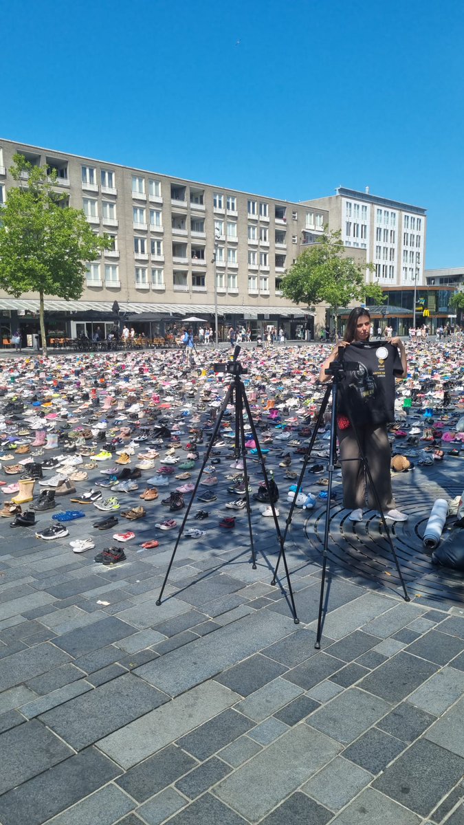 Gisteren stond Almere stil bij de Palestijnse levens verloren in Gaza.

Duizenden schoenen symboliseerden meer dan 18.000 slachtoffers.

De lijsttrekker van DENK Almere, Achraf El-Ghaddari, was aanwezig.

#DENKAlmere #Gaza #Palestina