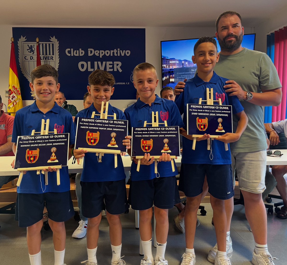 👏Martín Supervía, Rodrigo Zalaya y Miguel Borra, del Benjamín A; y Ziyad Saadaoui, del Alevín B, jugarán en el Real Zaragoza la próxima temporada.

🔝 ¡Nos alegramos mucho de veros crecer y dar el paso a una cantera! 

🏠 El CD Oliver siempre será vuestra casa.

#AúpaOliver 🔴🔵