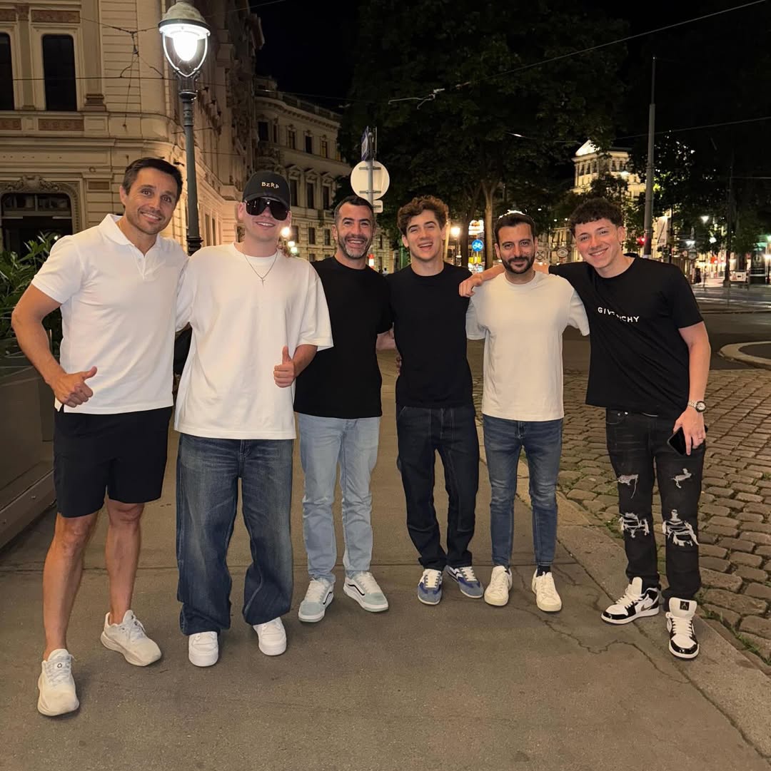 Franco Colapinto com alguns velhos amigos da Argentina, entre eles Bizarrap, o padelista Fernando Balesteguin, o personal trainer Miguel Presencia e o piloto/coach Lucas Benamo.

📲 Balesteguin via Instagram