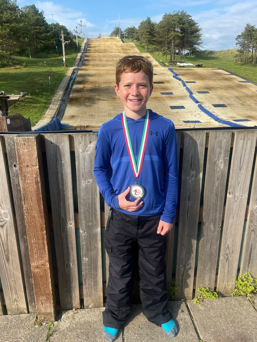 Llew yn 2il yn y West Wales Ski Slalom heddiw yn Mhenbre⛷️Llongyfarchiadau fil i ti - mae teulu Ysgol y Dderi yn falch iawn ohonot ti🎿🎿🎿👏🏻👏🏻👏🏻