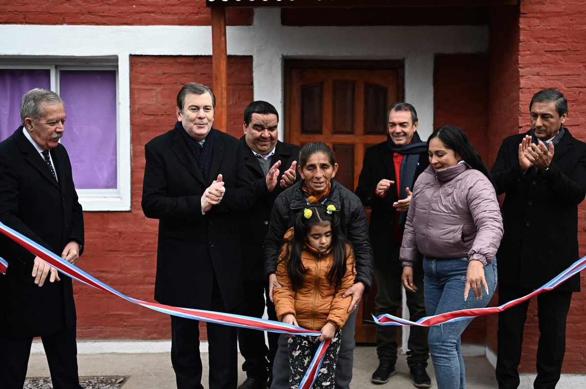 GZamoraSDE's tweet photo. Felicitaciones a las nueve familias que hoy  recibieron las llaves de su nuevo hogar en #Manogasta!!
Muchas gracias por su colaboración con el programa provincial, a la Comisión Municipal de esa localidad; a la Asoc. Civil Voluntad Social y la Coop. El Rosario de San Nicolás!!
#ViviendasSociales #SantiagoDelEstero