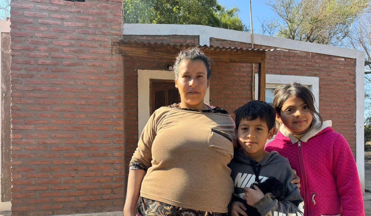 GZamoraSDE's tweet photo. Felicitaciones a las nueve familias que hoy  recibieron las llaves de su nuevo hogar en #Manogasta!!
Muchas gracias por su colaboración con el programa provincial, a la Comisión Municipal de esa localidad; a la Asoc. Civil Voluntad Social y la Coop. El Rosario de San Nicolás!!
#ViviendasSociales #SantiagoDelEstero