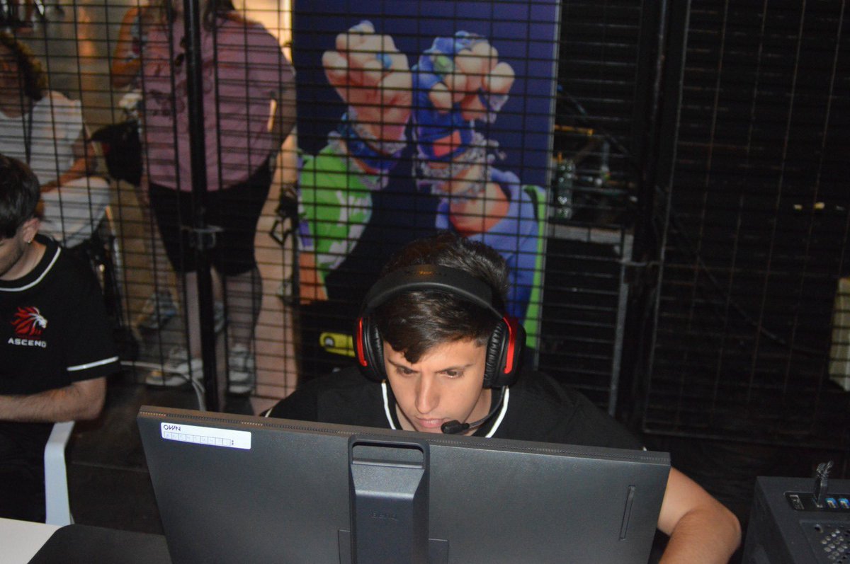 linda experiencia en LAN en la OWN Valencia con los chicos de ascend ligamos un 3er puesto.

Me queda un sabor amargo porque yo creo que merecíamos mucho más y tuvimos muchos problemas con las pc que nos perjudicaron bastante pero para la próxima vamos a ir mejor preparados.