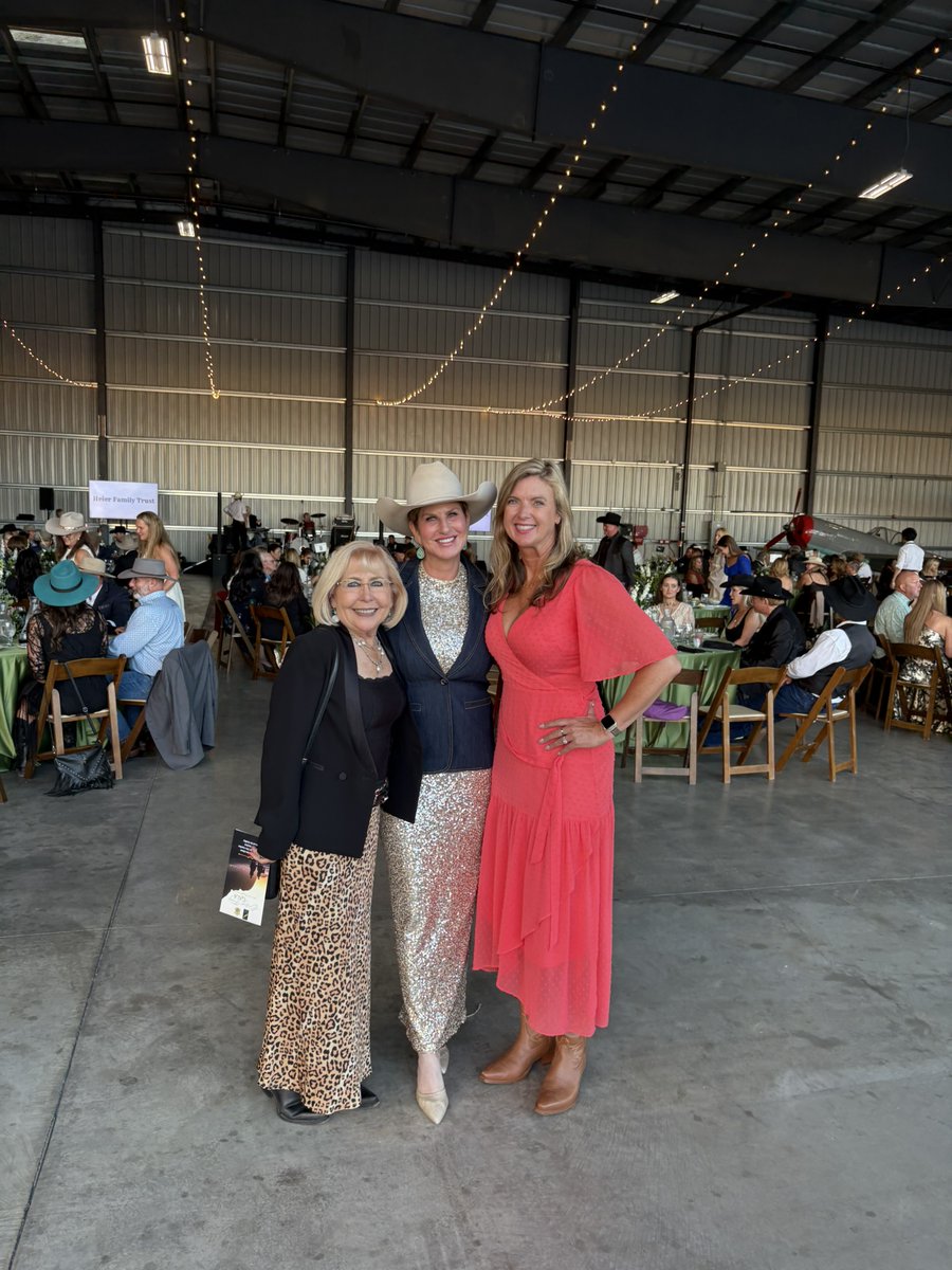 vcjaniceparvin's tweet image. What a beautiful evening at Cowboy Fancy, the Ventura County Sheriff's Foundation annual fundraiser! 🌅🐴 Surrounded by community, we came together in support of the Mounted and K9 Units two vital teams that help keep our county safe. 💛🐾 #VCStrong #CowboyFancy