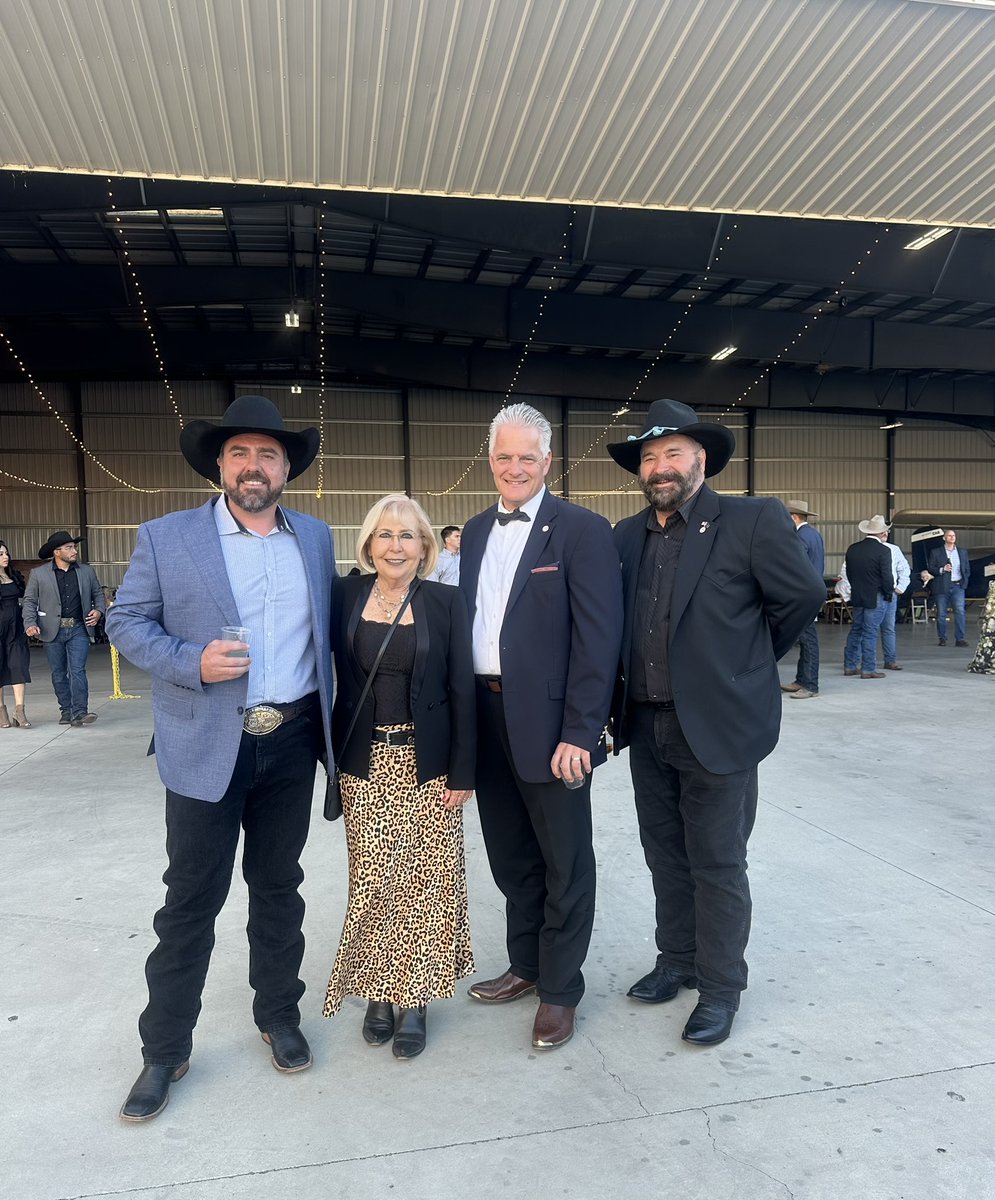 vcjaniceparvin's tweet image. What a beautiful evening at Cowboy Fancy, the Ventura County Sheriff's Foundation annual fundraiser! 🌅🐴 Surrounded by community, we came together in support of the Mounted and K9 Units two vital teams that help keep our county safe. 💛🐾 #VCStrong #CowboyFancy