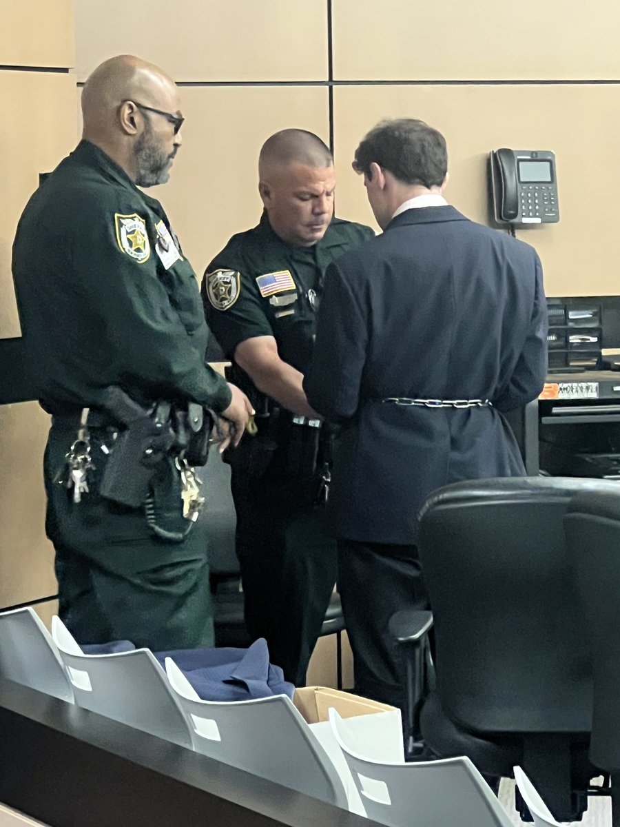 wpbf_terri's tweet image. Damian Conti put into shackles after closing arguments. Jury now has the case. Both sides seem confident #damiancontitrial @WPBF25News