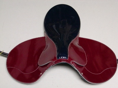 We offer an extensive selection of racing saddles, including this particular Large model featuring four pockets. Explore our complete range at the following link: jockeytack.com/shop/saddles/r… #jockeytack