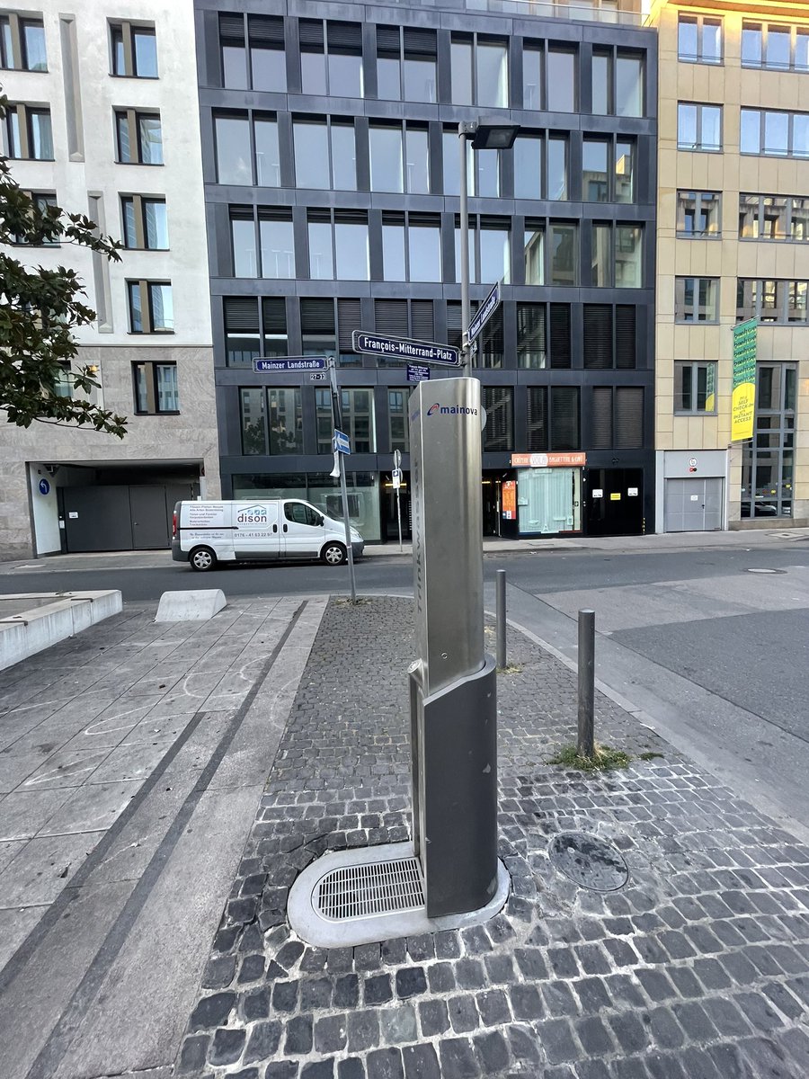 Kein Wasser. Der zweite ist an Trostlosigkeit nicht zu überbieten. „Ich glaube, der Brunnen ist leer“ meint der Obdachlose, der nebenan sitzt. Mitterandplatz, Mainzer Landstraße 35.