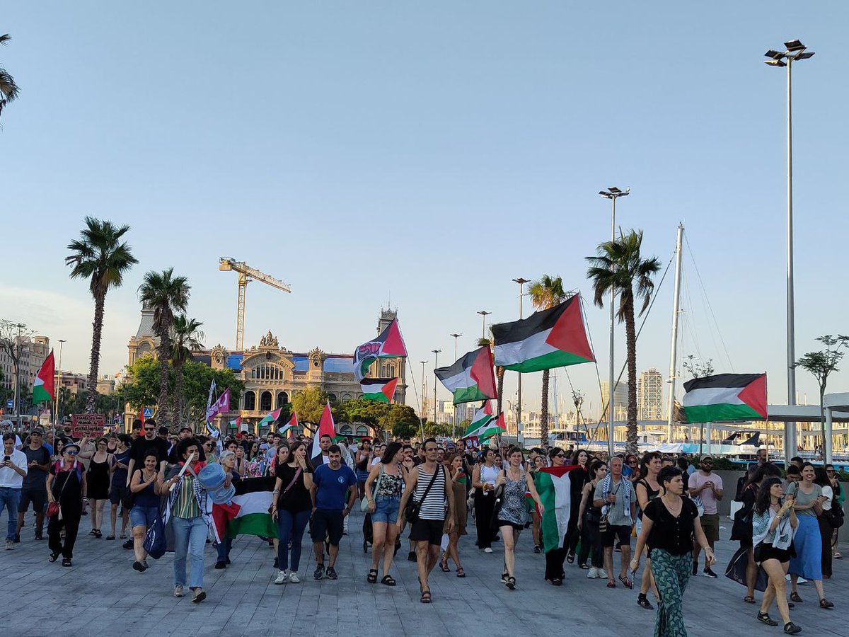 #INTERNACIONAL | Centenars de manifestants al Port de Barcelona denuncien el pas del vaixell ZIM Luanda, que transporta acer d'ús militar a Israel. <a href="/Palestina_cat/">Comunitat Palestina Catalunya</a> presenta una querella a l'Audiència Nacional per complicitat amb el genocidi i exigeix decomissar el material.